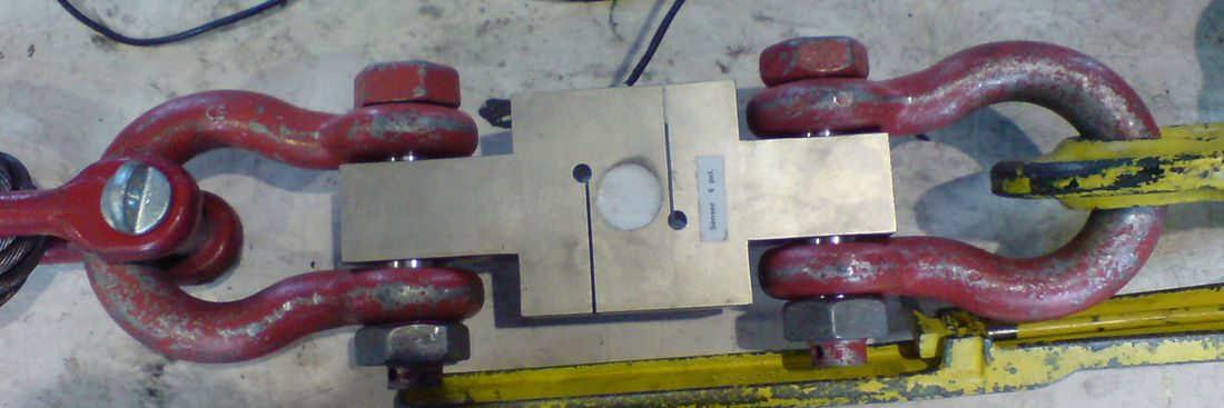 Zugkraftmessung mit Zuglasche Zuglasche zwischen Ringschrauben zur Zugkraftmessung